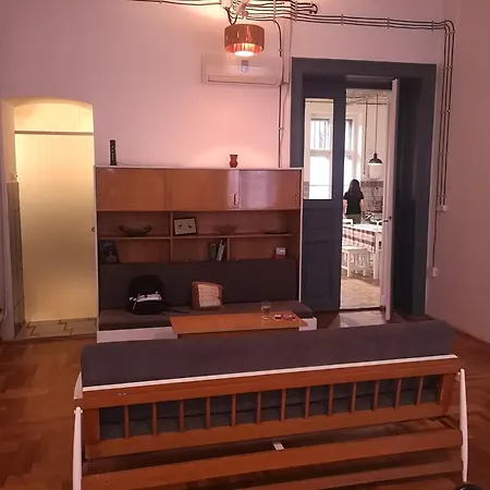 Tagas Napfenyes Lakas * Budapest