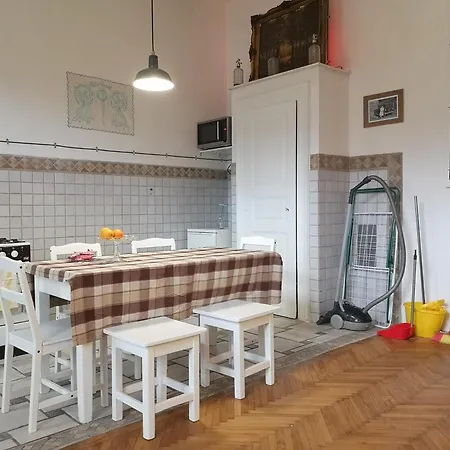 Tagas Napfenyes Lakas * Budapest