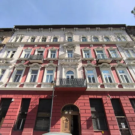 Tagas Napfenyes Lakas * Budapest